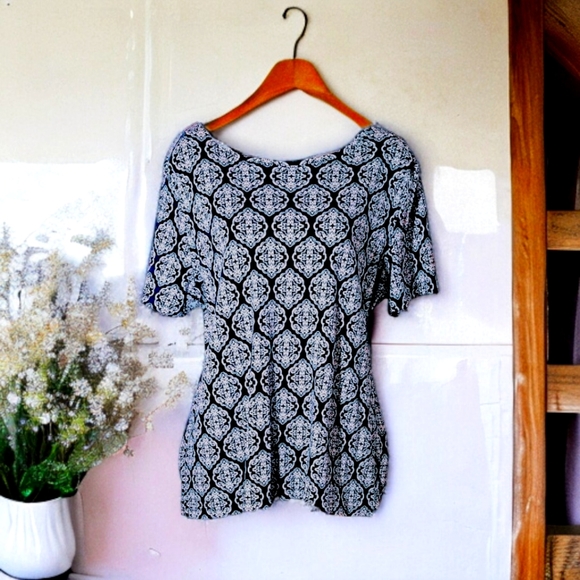 100% Cotton Navy Blue & Ivory Geo Pattern Short Sleeve Top - Picture 3 of 8